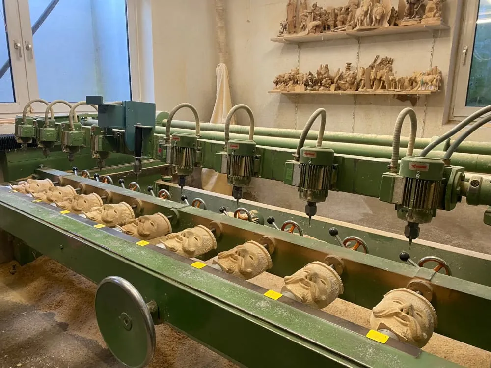 Kopierfr&auml;se f&uuml;r die parallele Bearbeitung von acht Holzmasken.