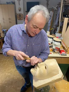 Thomas Eyring beim Schnitzen einer Fastnachtsmaske.