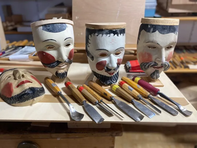 Bereits gefertigte Masken und das notwendige Werkzeug.