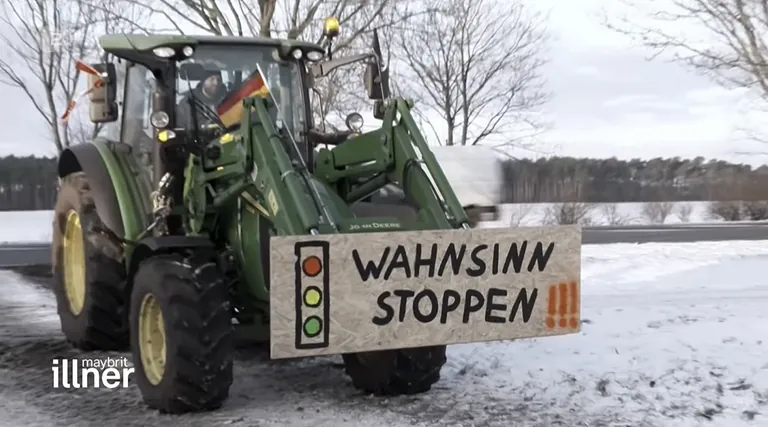 Screenshot protestierender Bauer auf Traktor aus Sendung "Maybrit Illner".