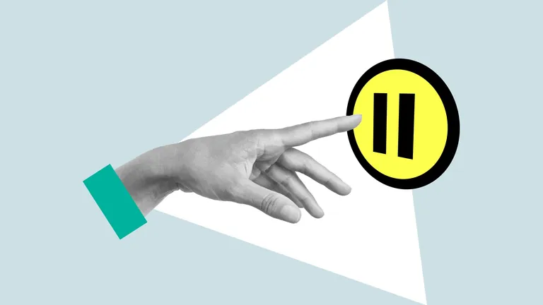 Collage: Weibliche Hand dr&uuml;ckt Knopf.