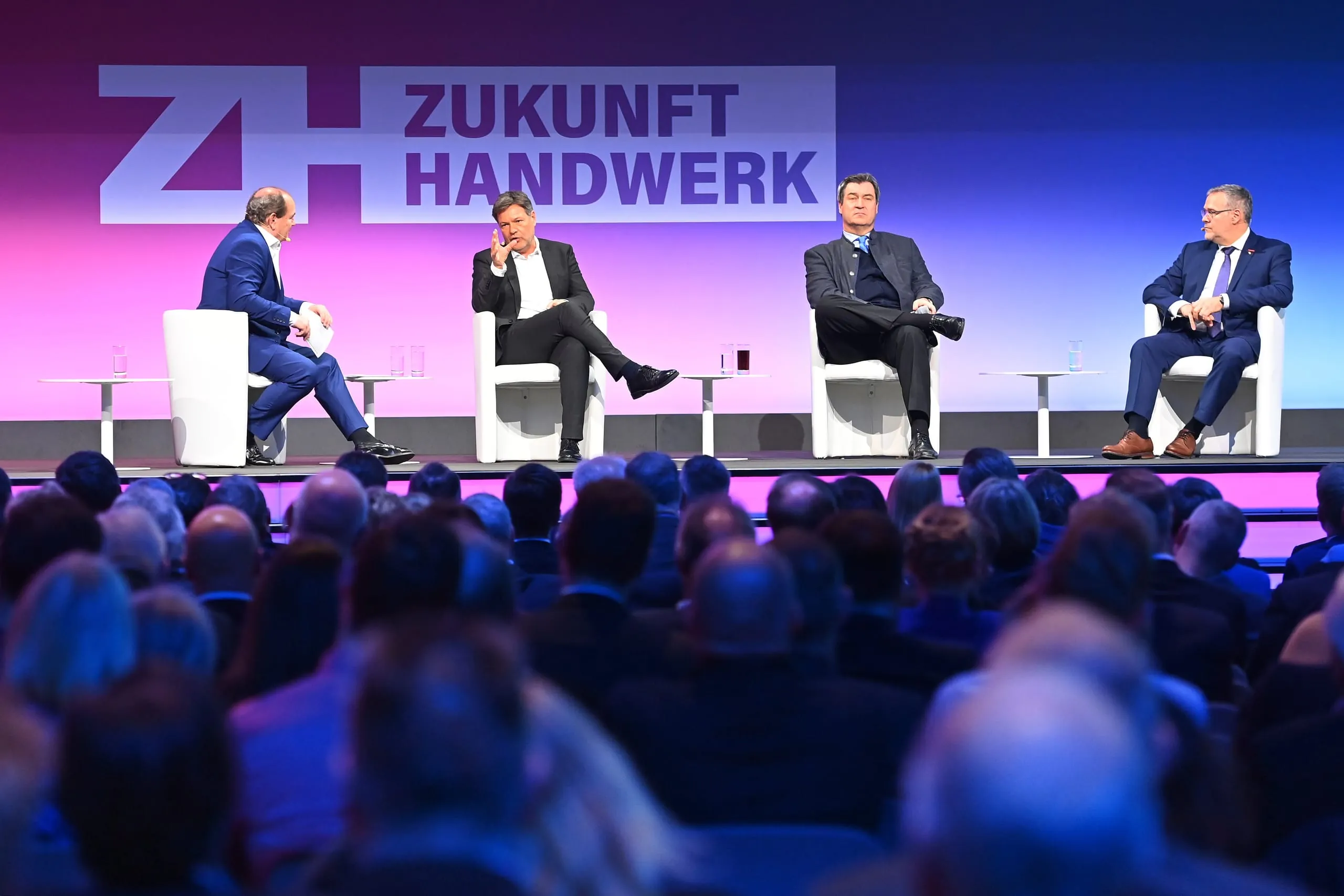 Habeck: "Wir brauchen Herzchirurgen genauso wie Fliesenleger"