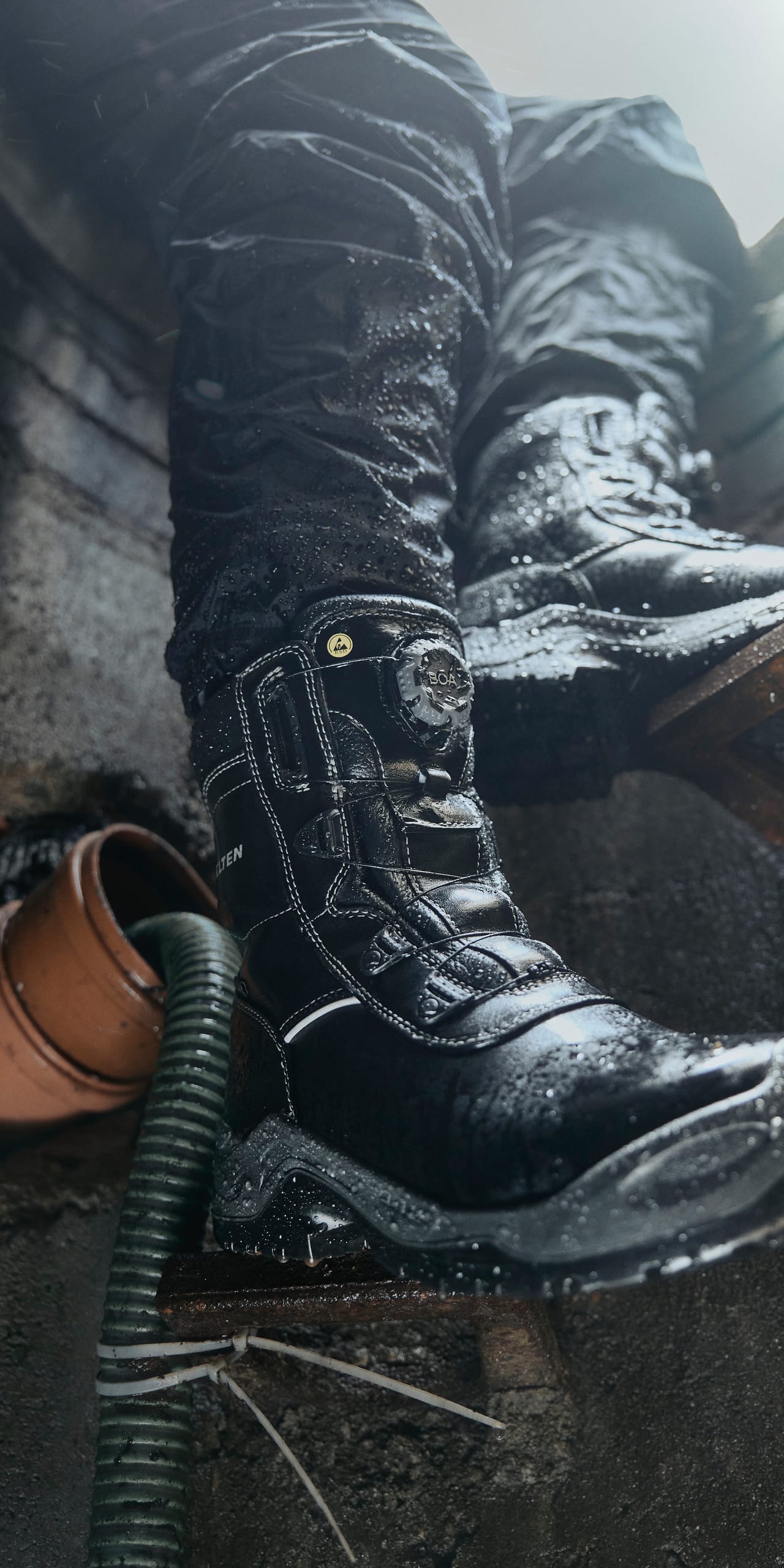 Standfestes Arbeiten: Elten hat den Sicherheitsstiefel Joschi Boa GTX ESD S3 CI mit einer wärmeisolierenden Gore-Tex Wintermembran und grobstolliger PU/PU-Sohle ausgestattet.