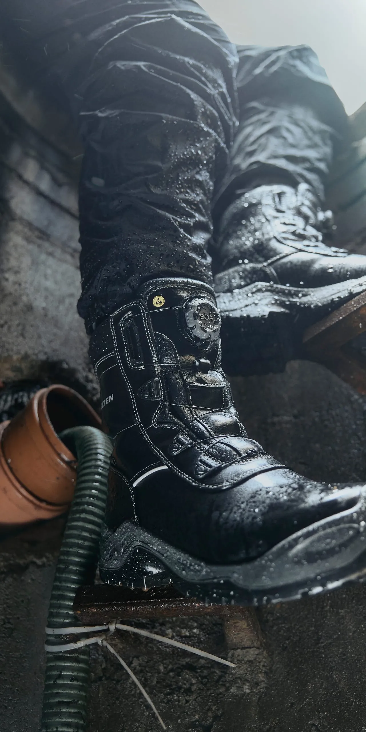 Standfestes Arbeiten: Elten hat den Sicherheitsstiefel Joschi Boa GTX ESD S3 CI mit einer wärmeisolierenden Gore-Tex Wintermembran und grobstolliger PU/PU-Sohle ausgestattet.