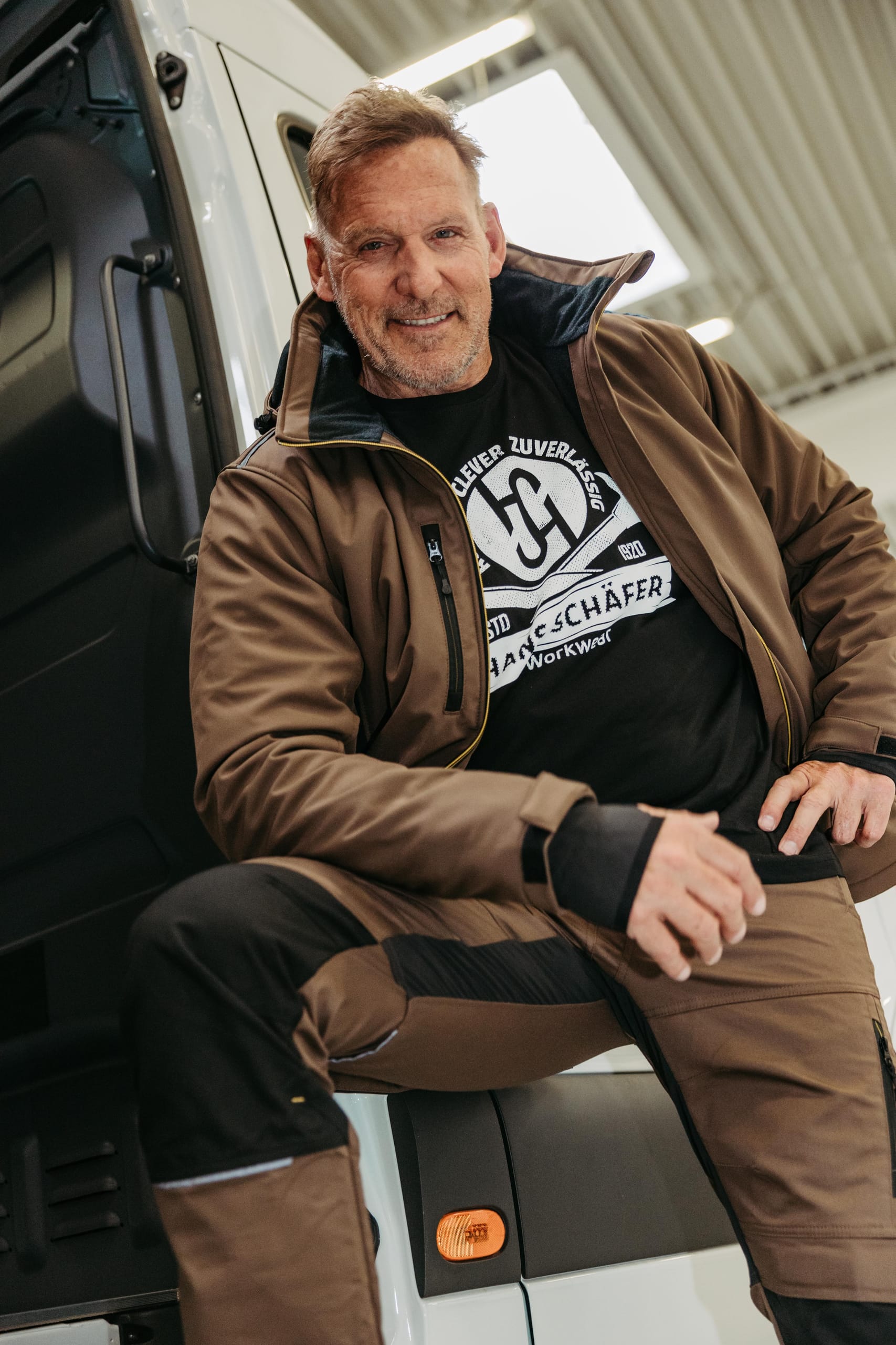 Hans Schäfer Workwear hat eine atmungsaktive, multifunktionale Drei-Lagen Softshell-Winterjacke mit Thermofutter entwickelt, die Schutz für jedes Wetter bietet.