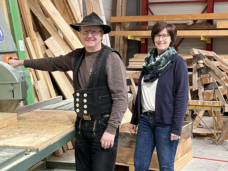 Simone und Andreas Drexler in der Zimmerei