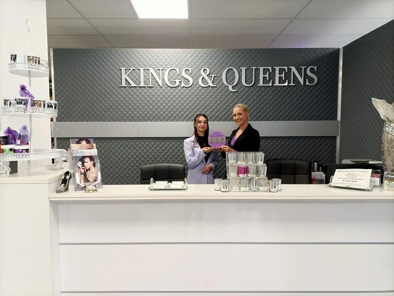 Chefin Monika Gruber und Friseurin und Kosmetikerin Anastasija Martijanenko