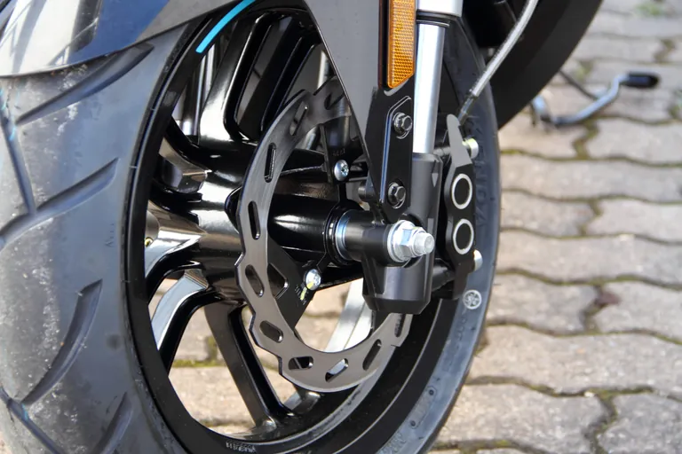 Nahansicht: Reifen eines Rollers.