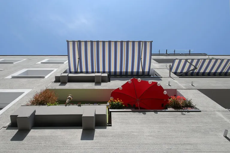 Markisen und Sonnenschirm am Balkon.