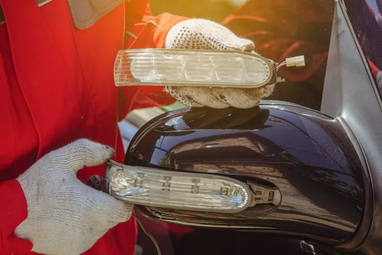 Austausch der Lampe an einem Au&szlig;ernspiegel