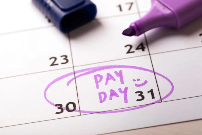 In Kalender eingekreistes Datum und Wort "Pay Day", lila Marker.