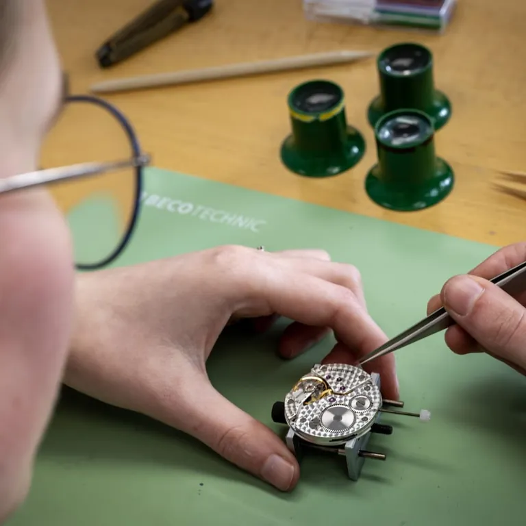 Uhrmacher bei der Arbeit