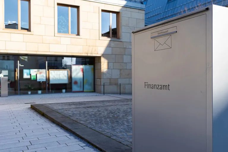 Briefkasten vor einem Finanzamt