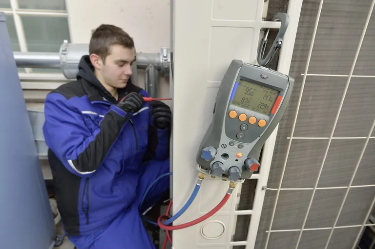 F-Gase-Verordnung: K&auml;ltemechatroniker bei der Arbeit