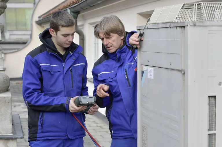 F-Gase-Verordnung: Zwei K&auml;ltemechatroniker bei der Arbeit