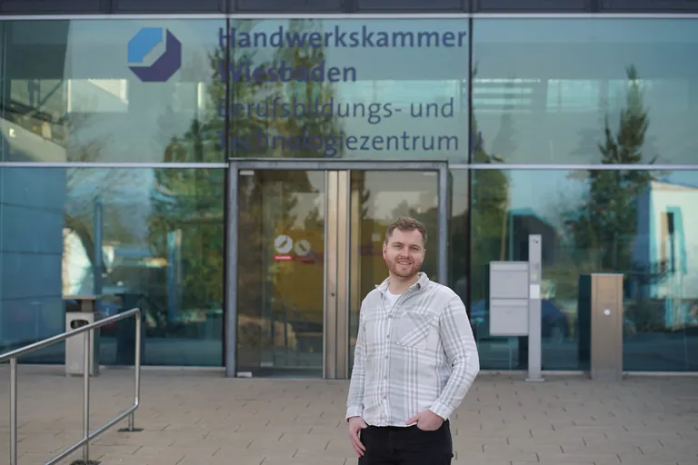 Markus Reil vor dem Bildungszentrum der HWK