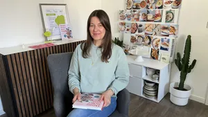 Malgorzata Kaziszyn mit ihrem Back- und Kochbuch