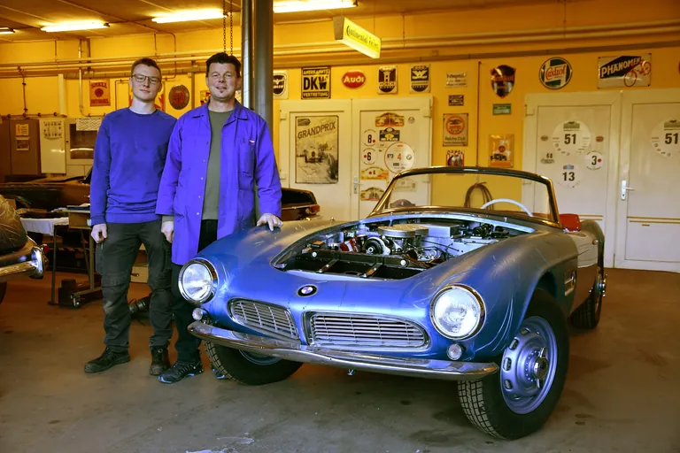 Anton (l.) und Mario (r.) Schrank in ihrer Werkstatt