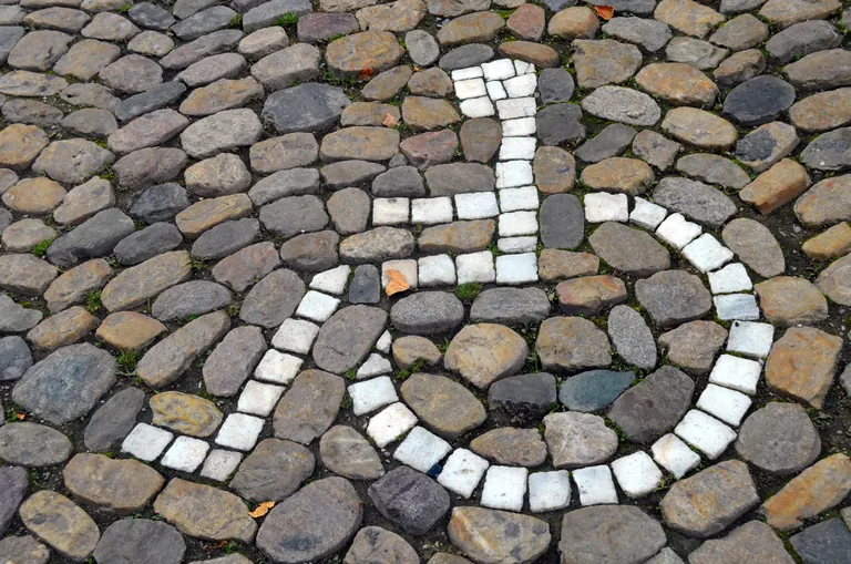 Symbol eines Rollstuhlfahrers im Pflaster