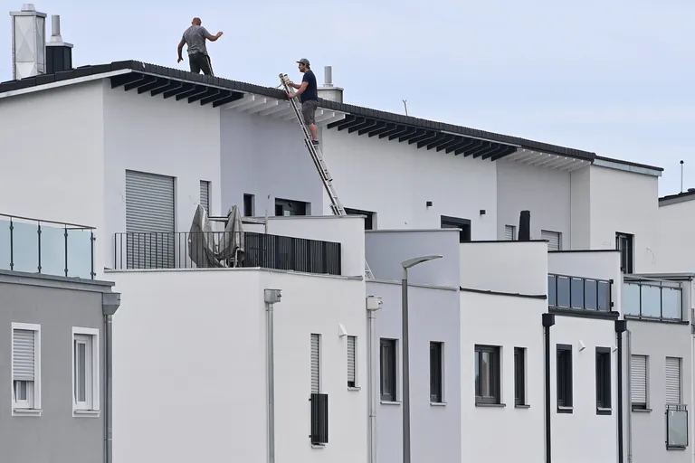 Handwerker in einem Neubaugebiet in Bayern.