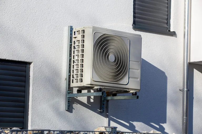 W&auml;rmepumpe an einem Wohnhaus.