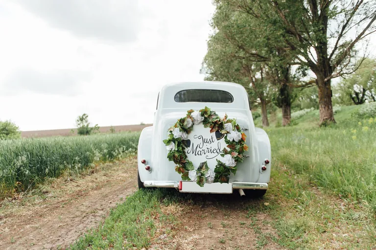Auto mit Hochzeitsschmuck