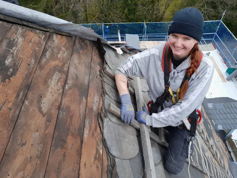 Alexandra bei der Arbeit auf dem Dach