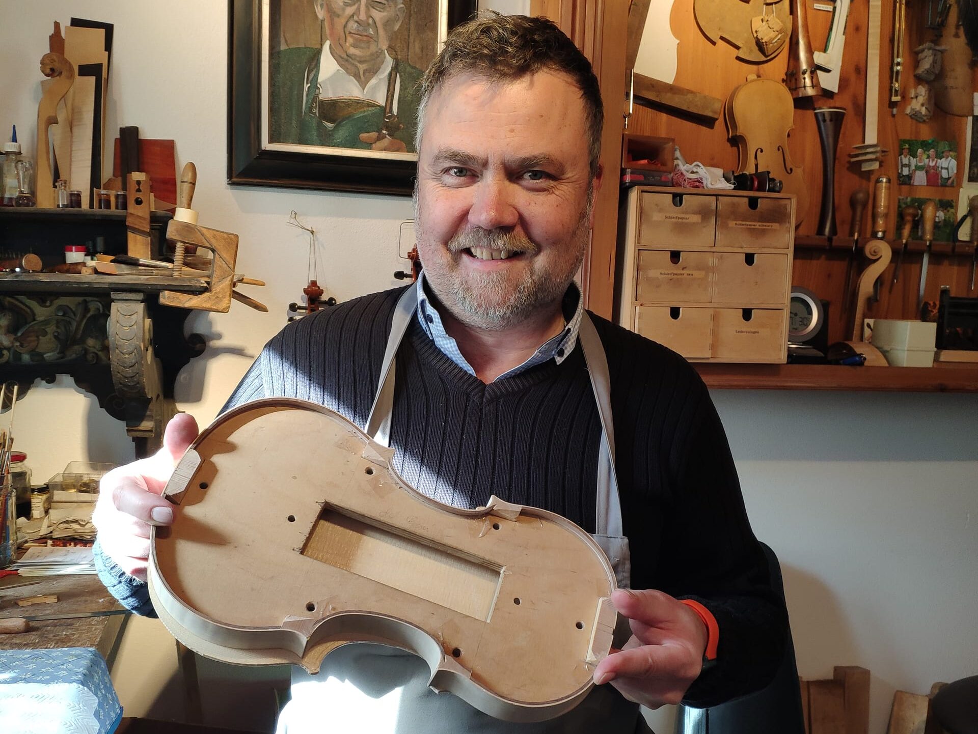 Geigenbaumeister Albert Sprenger zeigt eine Geige, an der er gerade baut.