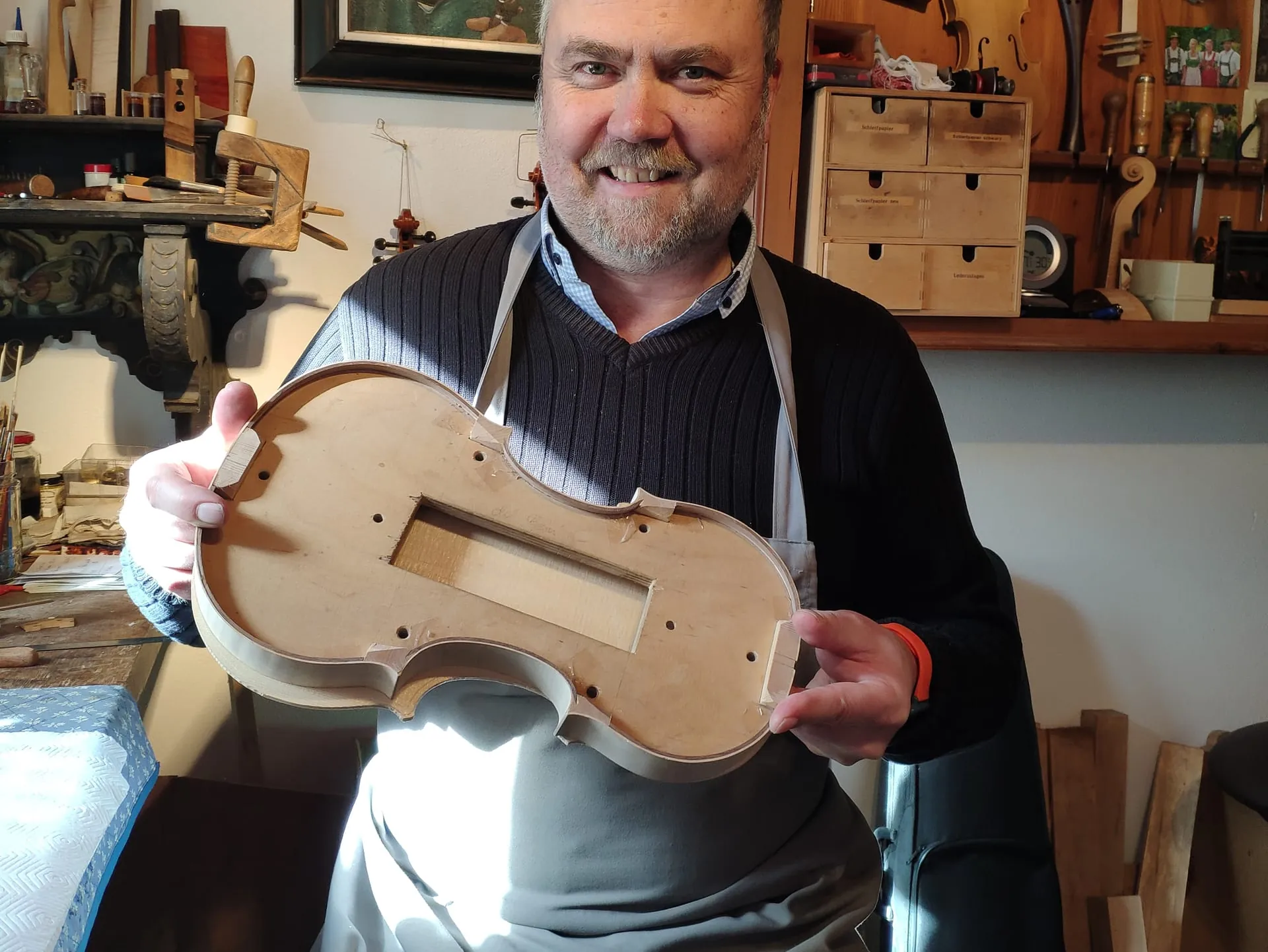 Geigenbaumeister Albert Sprenger zeigt eine Geige, an der er gerade baut.