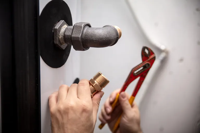 Reparatur am Heizkessel.