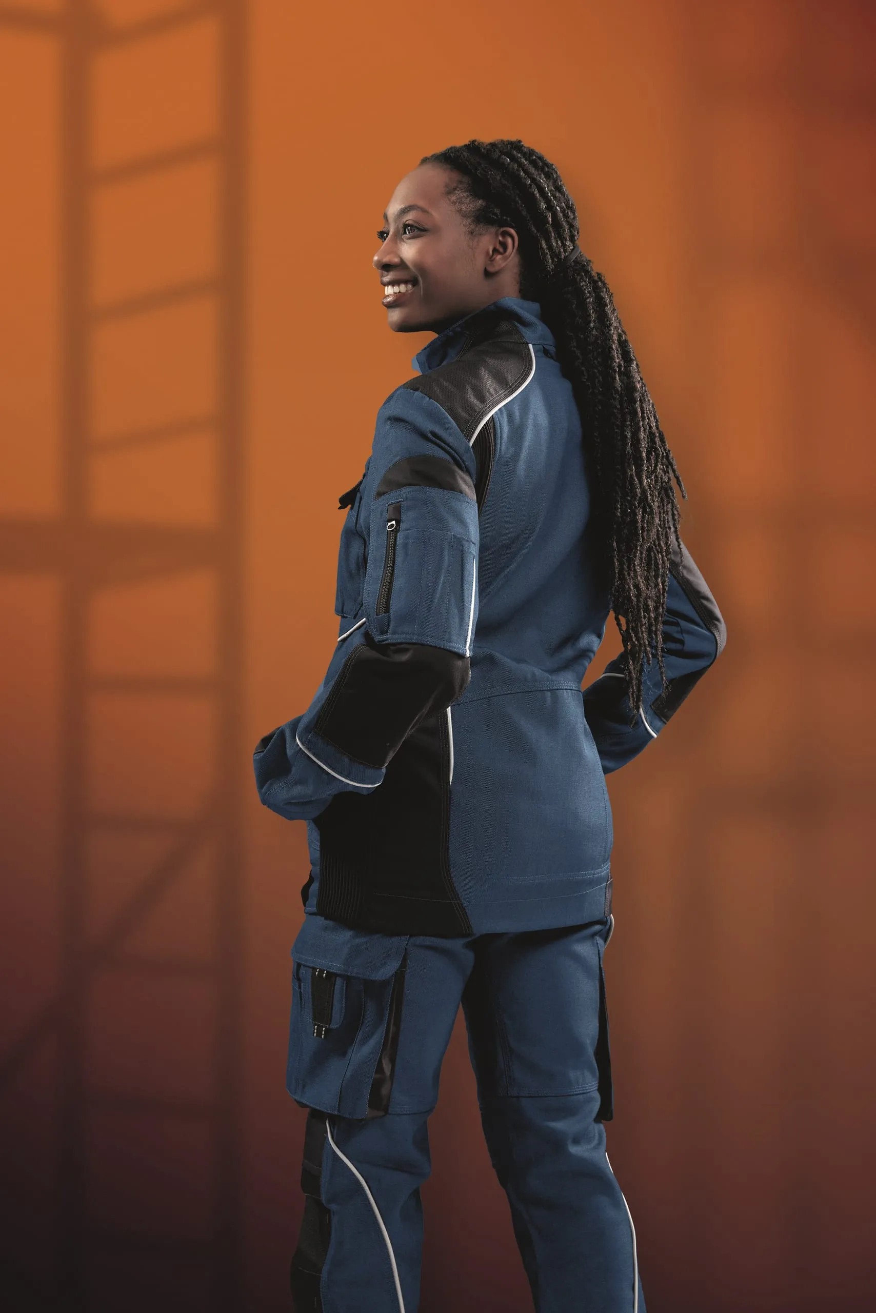 Reflexelemente sind heute ein beliebtes Feature auf Workwear und unterstreichen - wie auf der Wetterschutzjacke der Premiumkollektion DBL - das Design. Die fachgerechte Pflege ist im Mietservice inklusive.