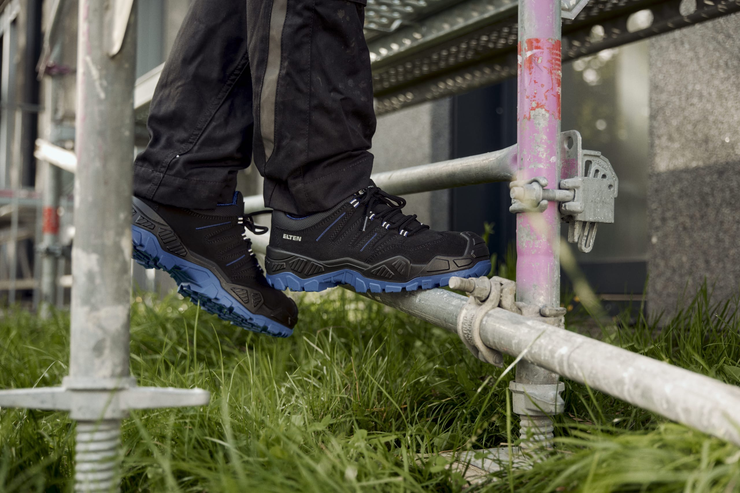 Das Modell Quentin black blue low ESD S3S von Elten hat reflektierende Schnürbänder, die für eine bessere Erkennbarkeit des Trägers in der Dunkelheit sorgen.