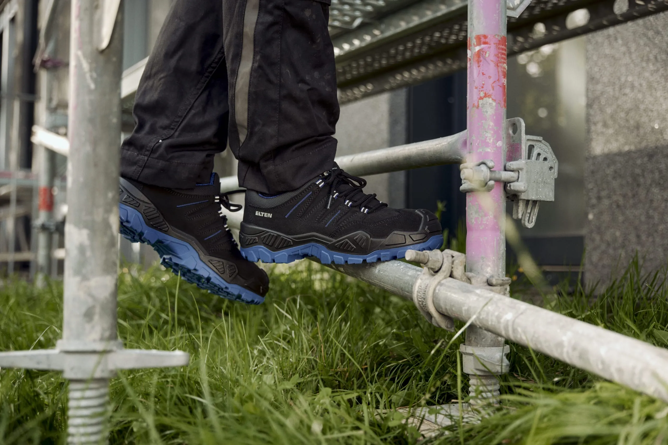 Das Modell Quentin black blue low ESD S3S von Elten hat reflektierende Schnürbänder, die für eine bessere Erkennbarkeit des Trägers in der Dunkelheit sorgen.