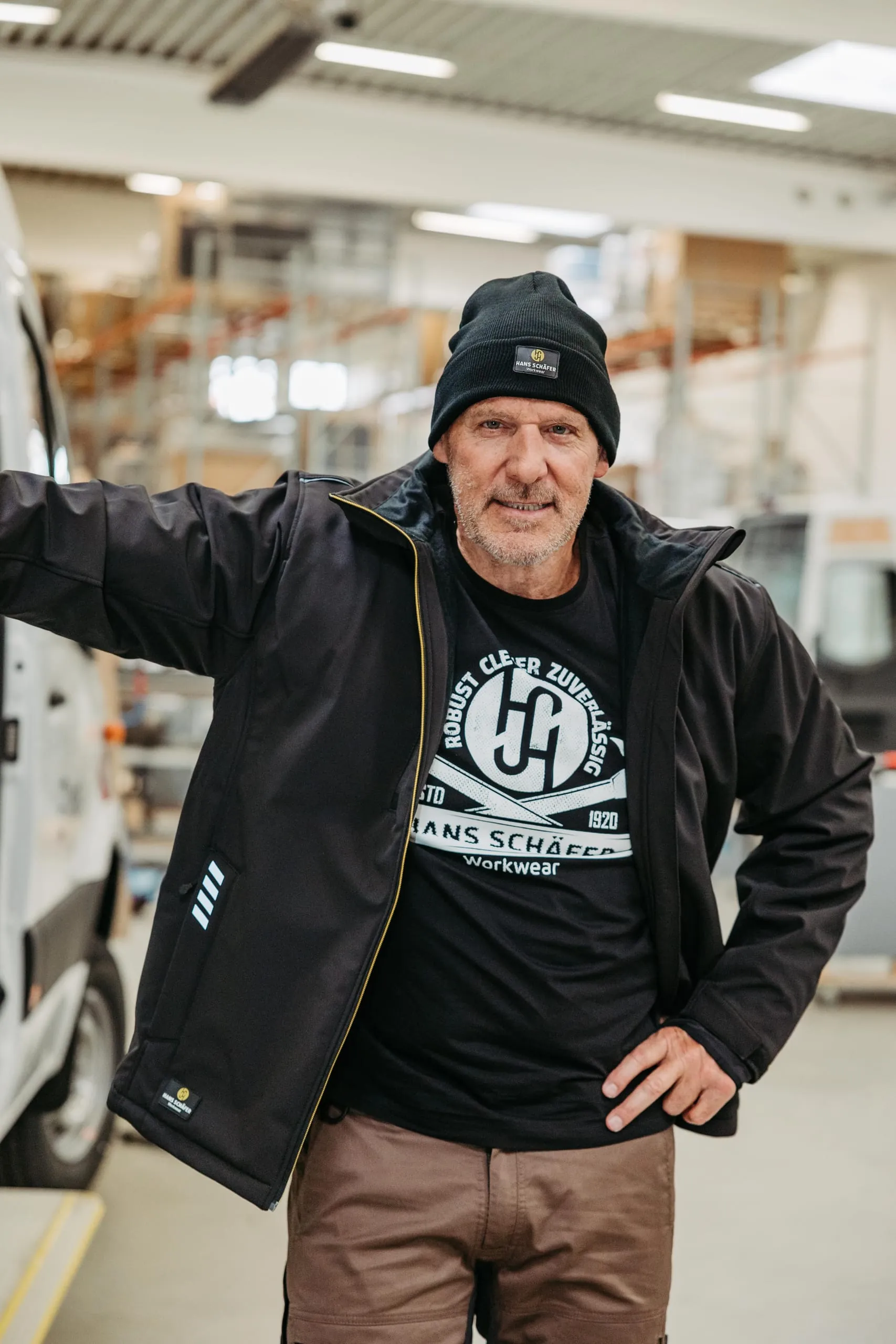 Reflexelemente werden bei Hans Schäfer Workwear besonders auf Jacken und Oberbekleidung aufgebracht, die zur Arbeit im Außenbereich getragen wird.