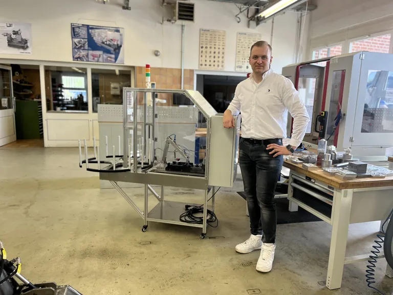 Jakob Wittmann mit seiner Sondermaschine