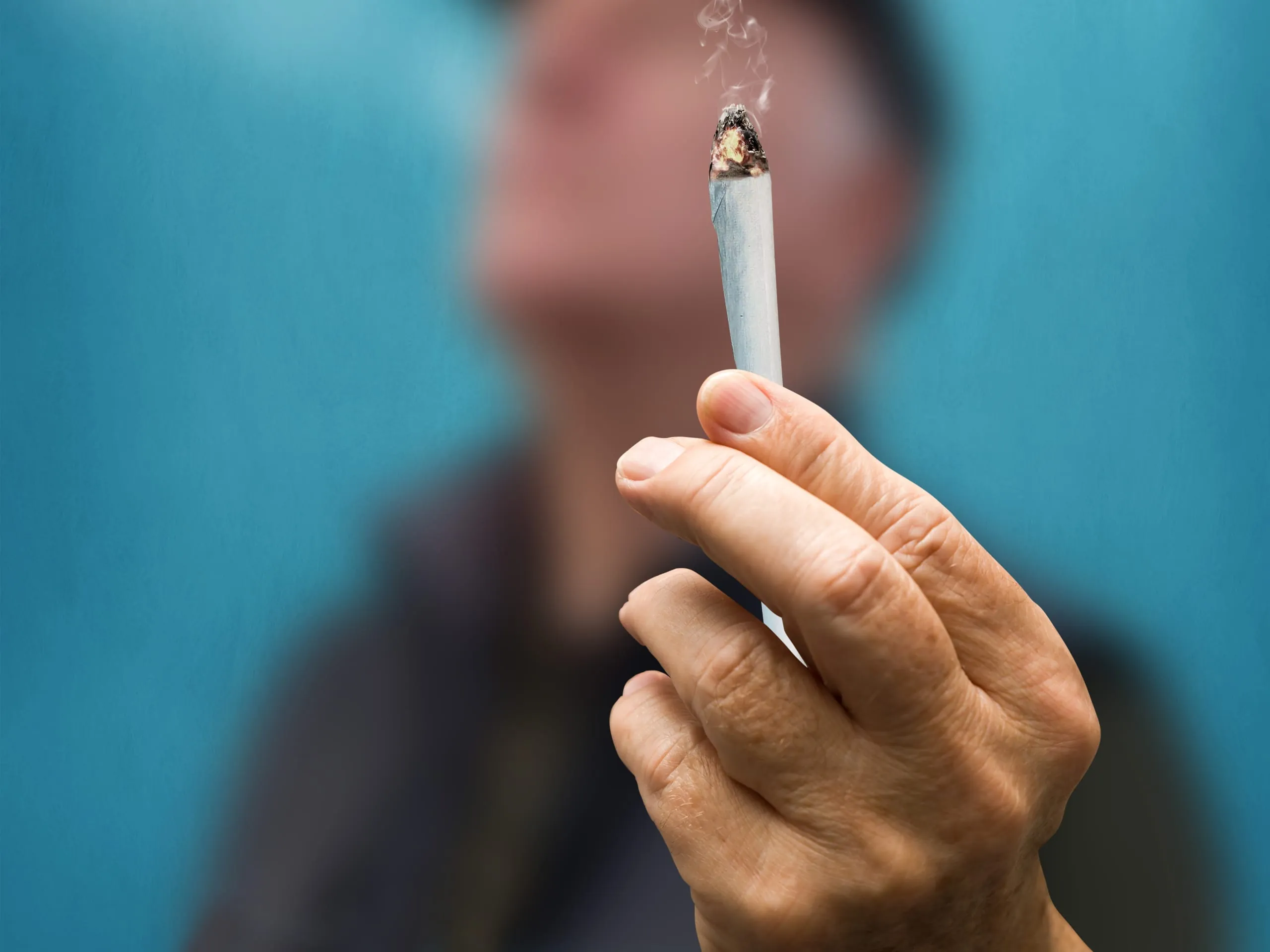 Bekifft am Arbeitsplatz, bekifft am Steuer: Was rechtlich gilt