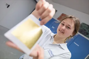 Luisa Heinke zeigt Blattgold