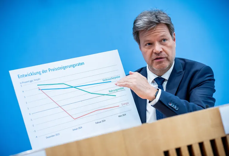 Bundeswirtschaftsminister Robert Habeck spricht bei der Pressekonferenz zur Fr&uuml;hjahrsprojektion der Bundesregierung zur Wirtschaftsentwicklung.