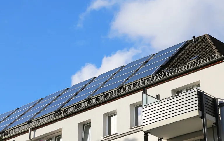 Solarkollektoren auf Mehrfamilienhaus.
