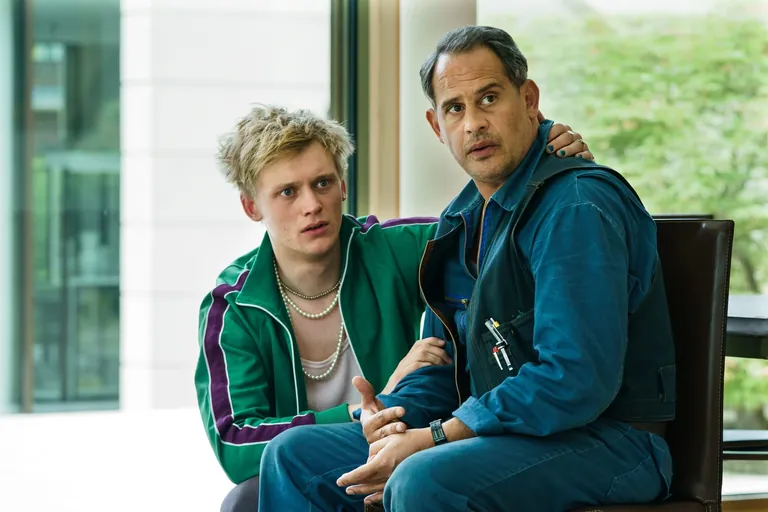 Vollblut-Handwerker und Sohn: Viktor Kudinski (Moritz Bleibtreu, r.) und Philosophiestudent Mika (Enzo Brumme), der seinen Vater bei Kundenbesuchen unterst&uuml;tzt. 