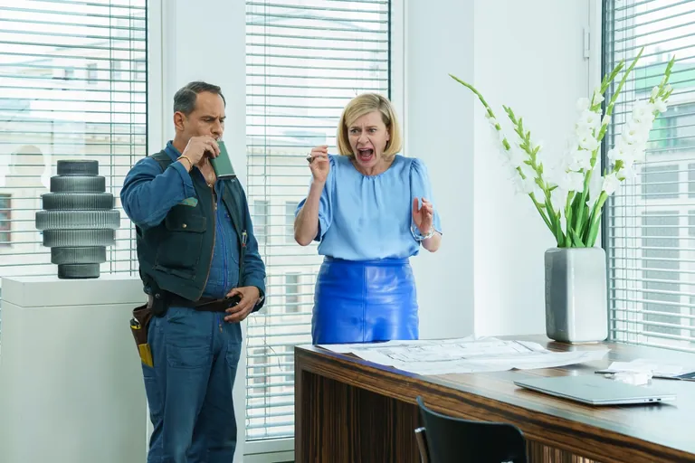 Schmeckt nicht jeder Kundin: Viktor hat die resolute Hirnforscherin Dr. Benning (Caroline Peters) zur Beruhigung aus seinem Flachmann trinken lassen. 