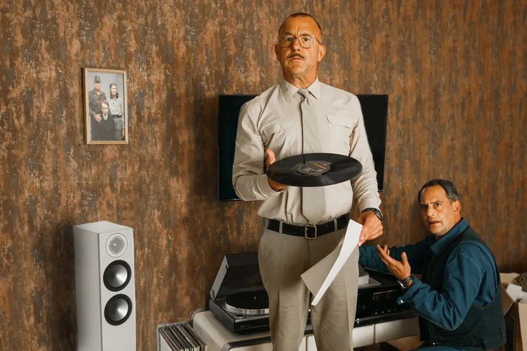 Schwieriger Typ: Oberst A.D. Richard Schauer (Heino Ferch) hat sich eine neue HiFi-Anlage f&uuml;r seine Schallplattensammlung von Viktor installieren lassen. 