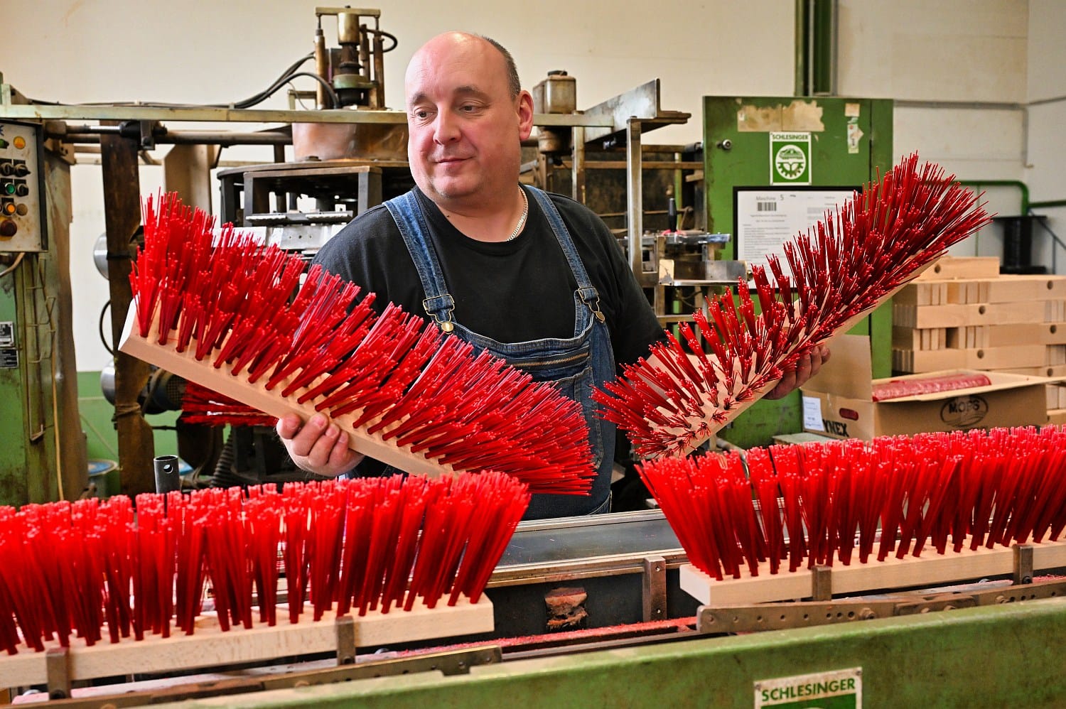 Henrik Seidel kontrolliert die Qualität der Straßenbesen.