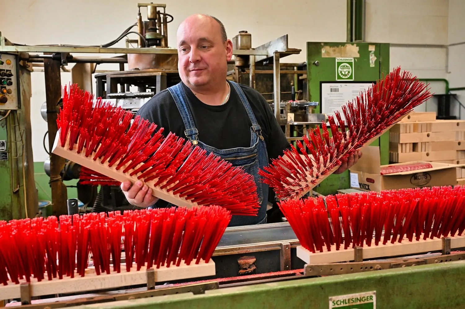 Henrik Seidel kontrolliert die Qualität der Straßenbesen.
