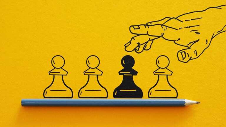 Hand mit Spielfiguten