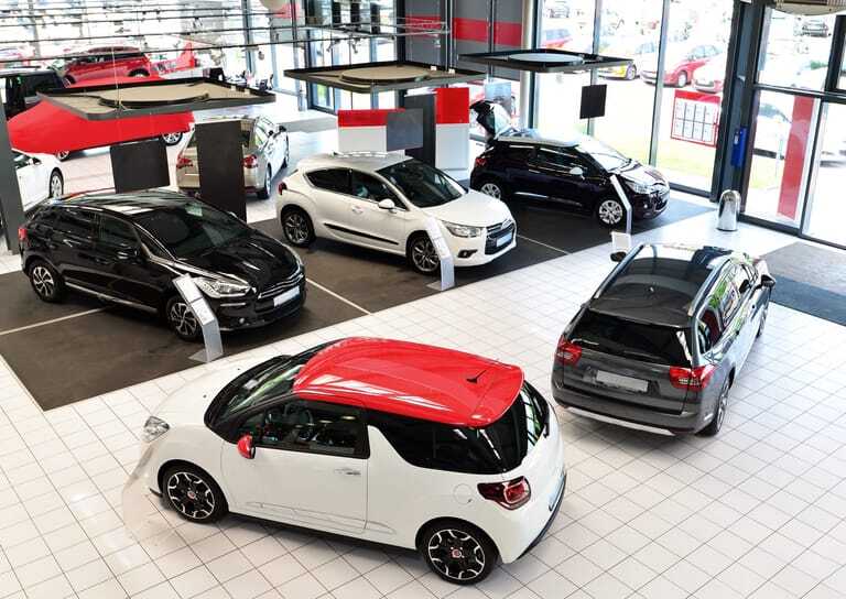 Verkaufsraum im Autohaus