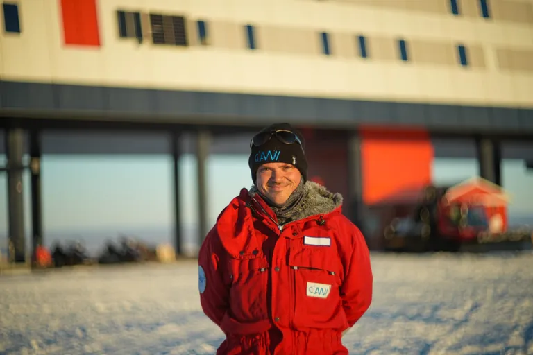 Johannes Sch&ouml;tz vor der Forschungsstation.