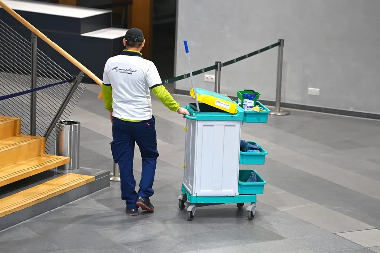 Putzmann bei der Arbeit.