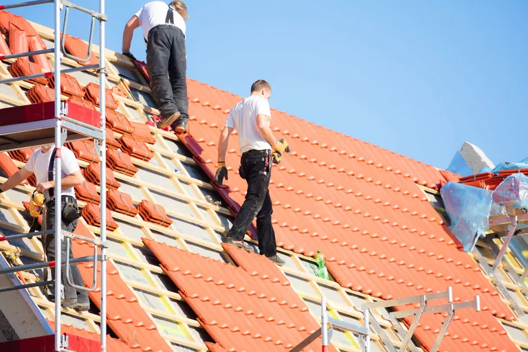Dachdecker arbeiten auf Spitzdach.