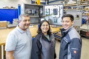 Siegfried Janner mit seinen beiden salvadorianischen Auszubildenden Ana Moran und Kevin Alvarez.